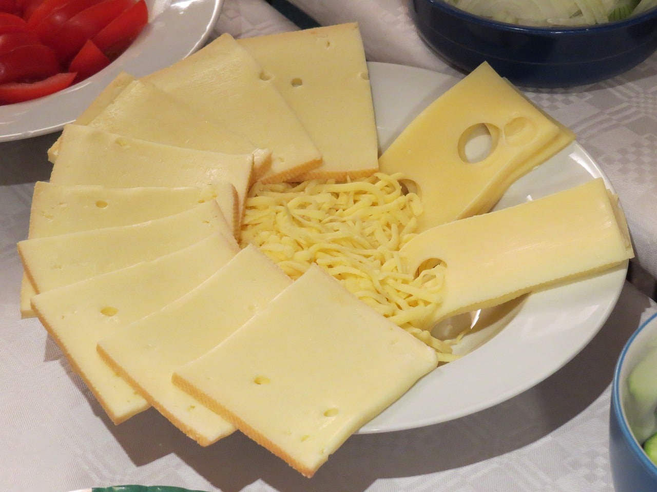 Tranches de fromage à raclette dans une assiette